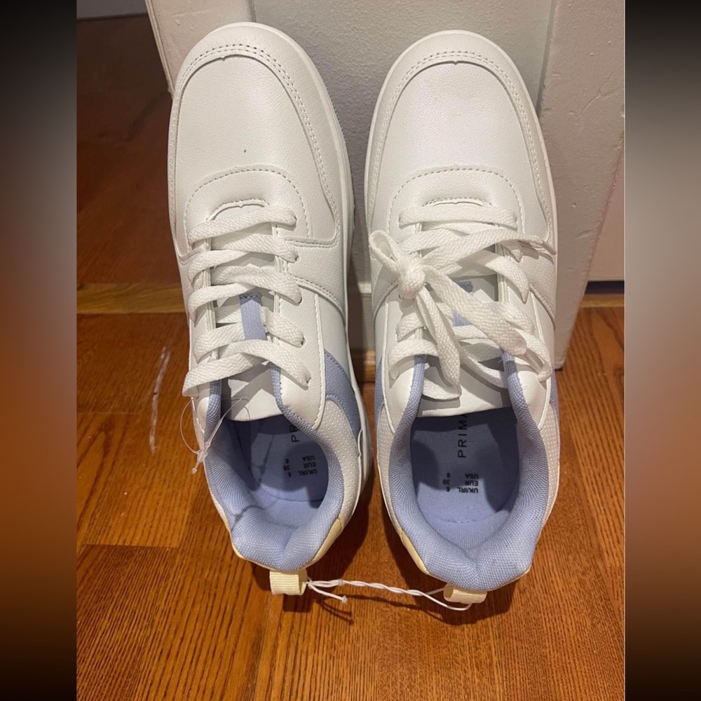 Beand New Snesker For Women In Size 8